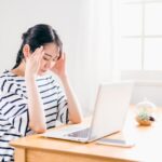 在宅ワーク中にストレスを感じている女性のイメージ