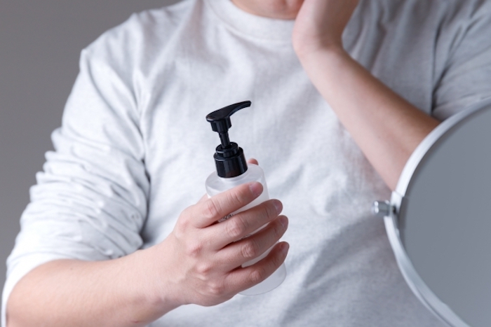 【メンズの肌質の見分け方】乾燥肌・脂性肌・混合肌、あなたはどれ？