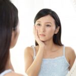 肌のくすみの原因がわからず悩む女性