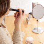 肌質に合ったファンデーションの選び方を実践する女性